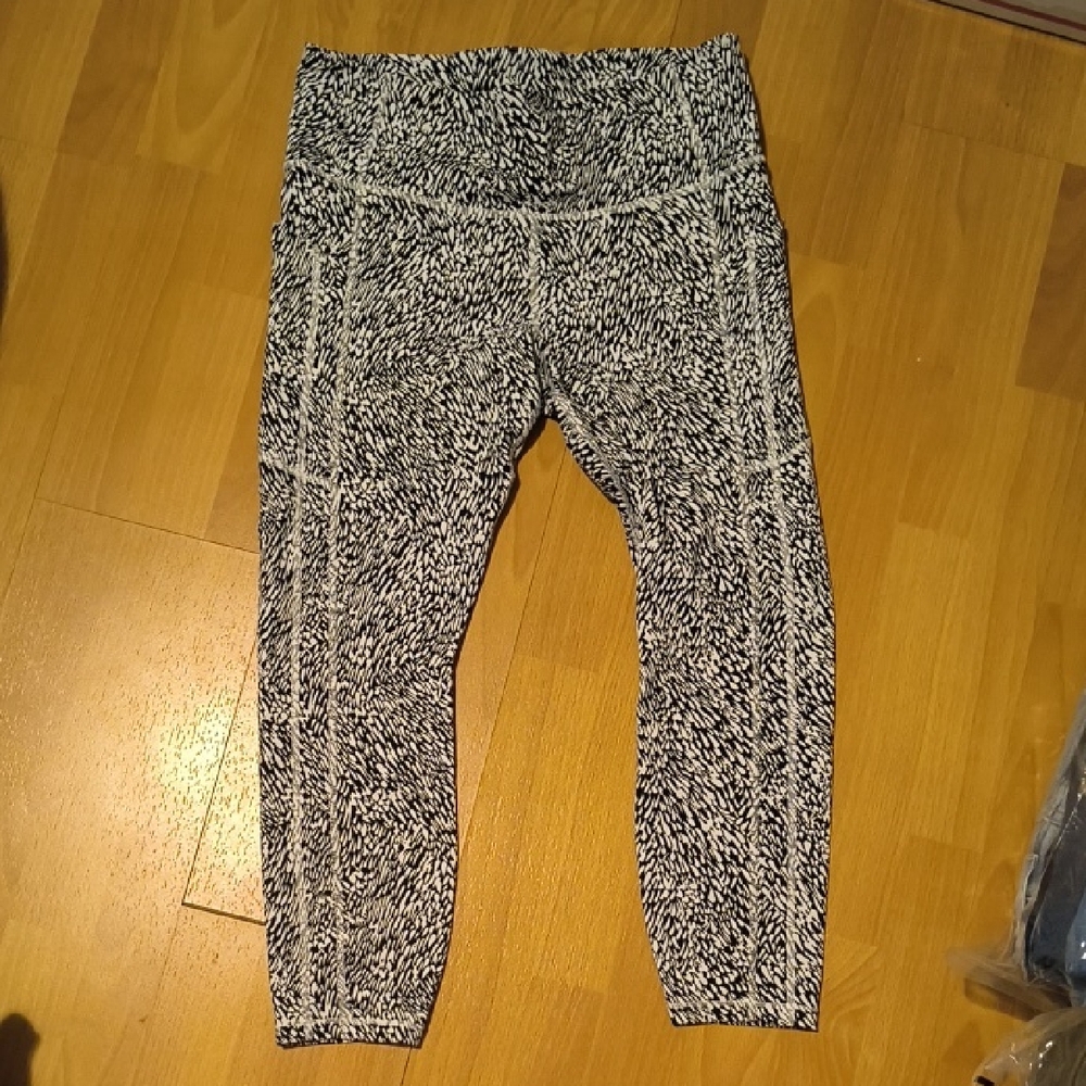 Athleta | Black and White Patterned Ultimate Stash Textured 7/8 Leggings